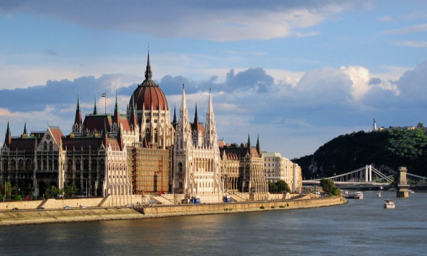Budapest_Parlament_ArM.jpg
