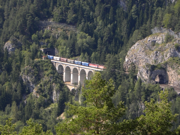 Breitenstein_-_Semmeringbahn_-_Pollerostunnel_und_Krausel-Klause-Viadukt_-_Aufnahme_vom_20-Schilling-Blick_1.jpg