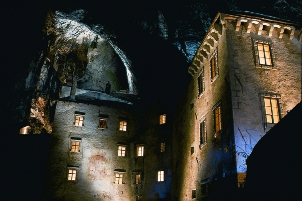 Predjama_castle_night.JPG