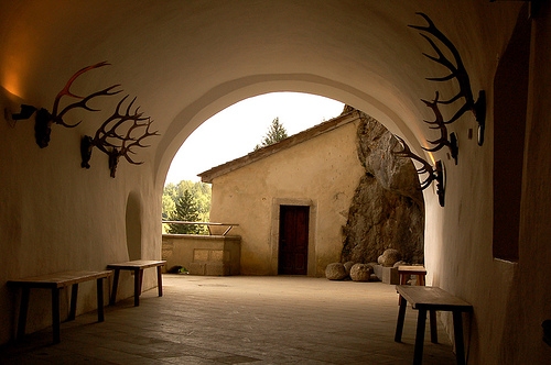 slovenia_predjama_castle_02.jpg